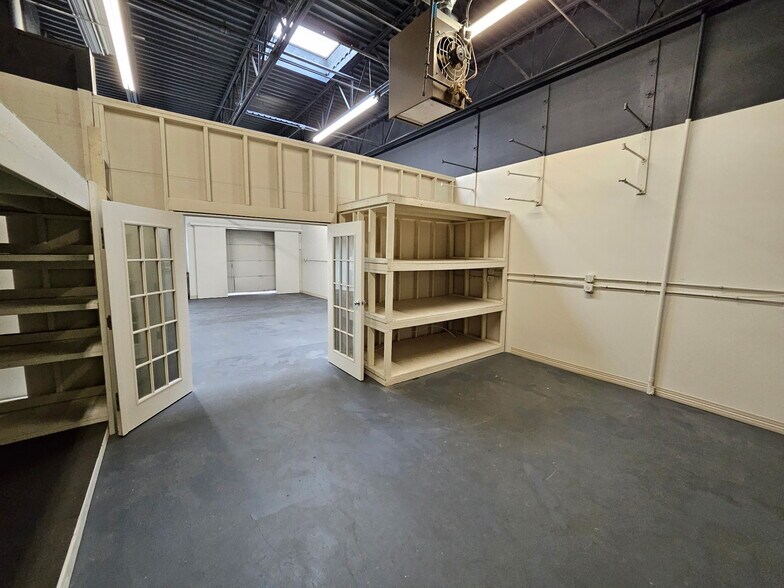 More Photos Of 541 N Wolf Rd, Wheeling Warehouse For Lease