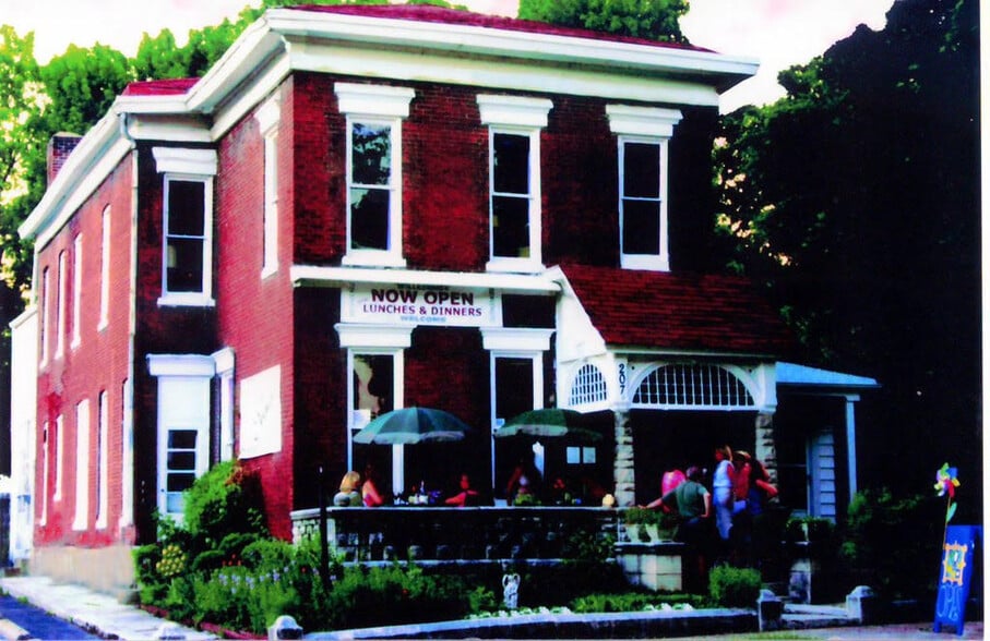 More Photos Of 207 N 5th St, Hannibal Restaurant For Sale