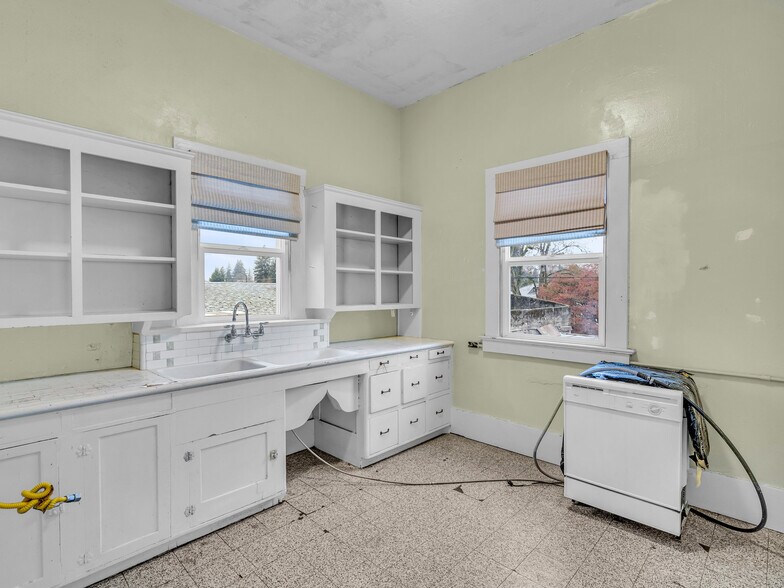 More Photos Of 811 E 1st St, Newberg Storefront Retail Residential For Lease