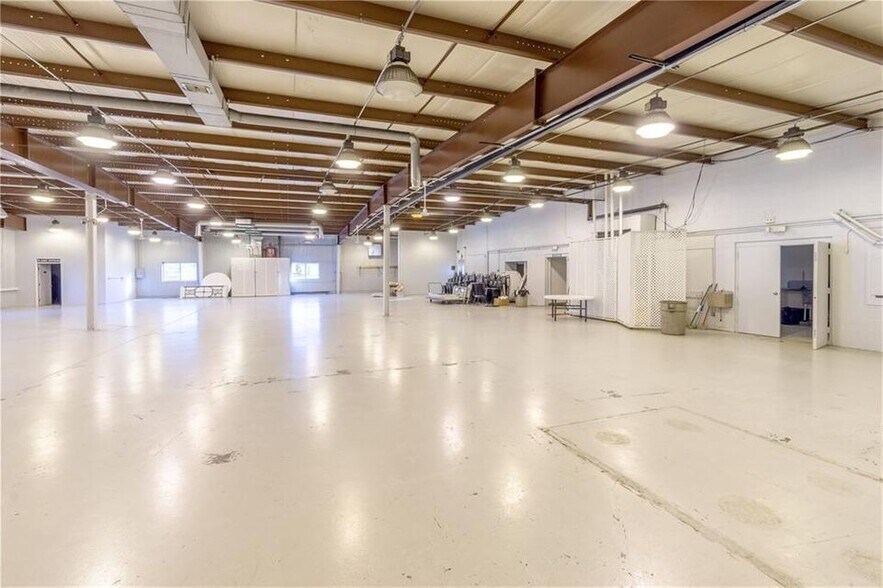 More Photos Of 6886 Wishart St, Huntsville Light Distribution For Lease