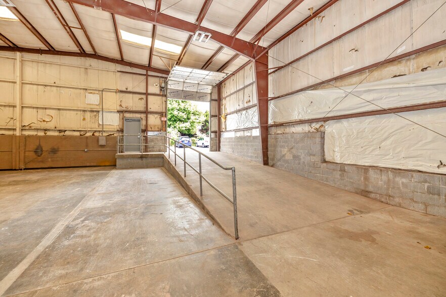 More Photos Of 329 E 2nd St, Frederick Warehouse For Lease