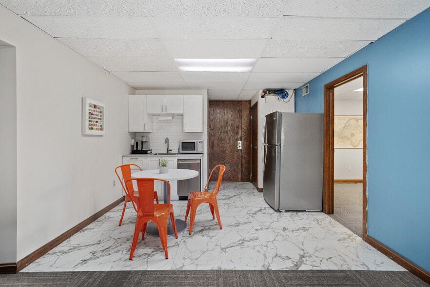 More Photos Of 200 Commerce Dr, Coraopolis Office For Sale