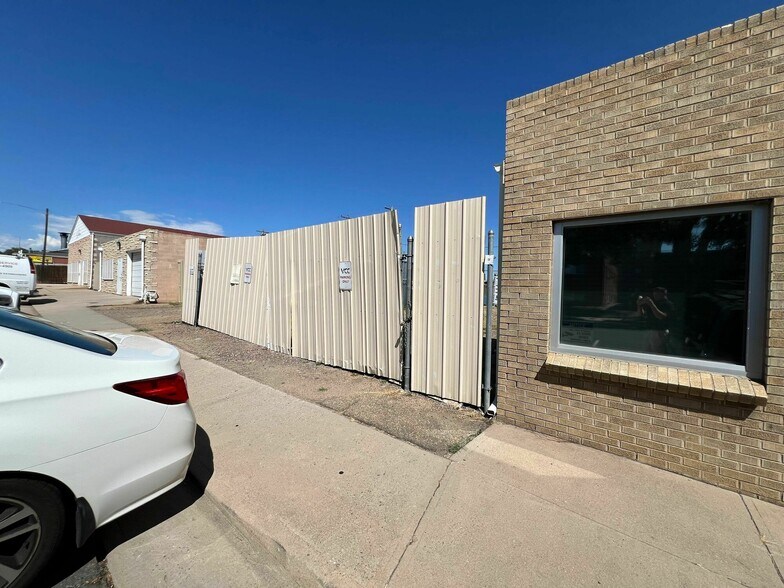 More Photos Of 11983 14th Ave, Aurora Industrial For Lease