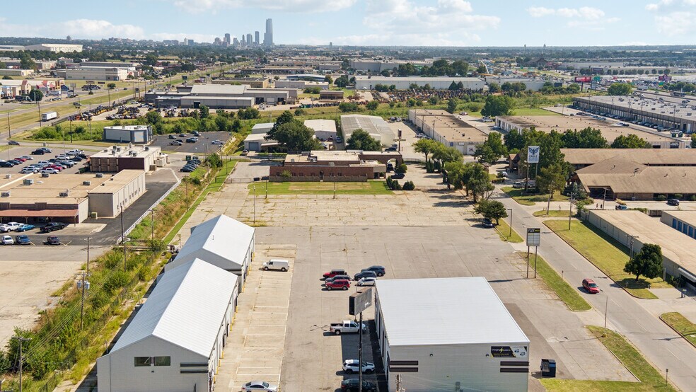 More Photos Of 4403-4411 SW 3rd St, Oklahoma City Showroom For Lease