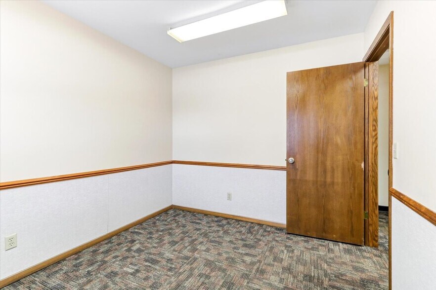 More Photos Of 1910 7th St S, Wisconsin Rapids Office For Sale