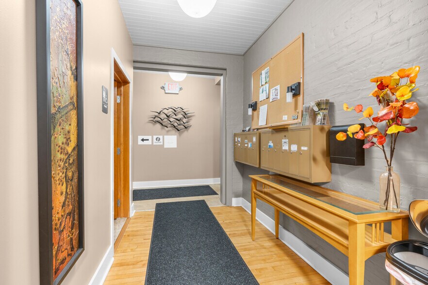 More Photos Of 416 George St, De Pere Office For Sale