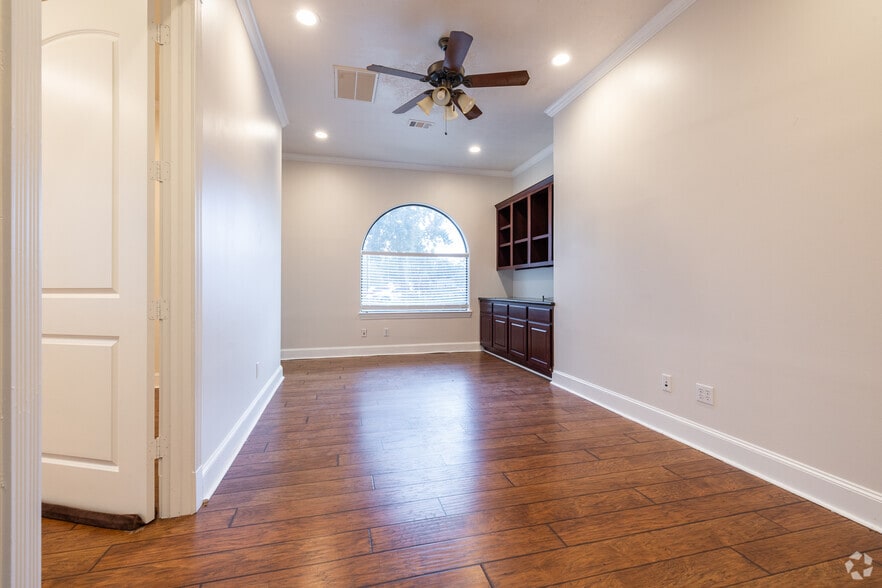 More Photos Of 12814 Willow Centre Dr, Houston Medical For Sale