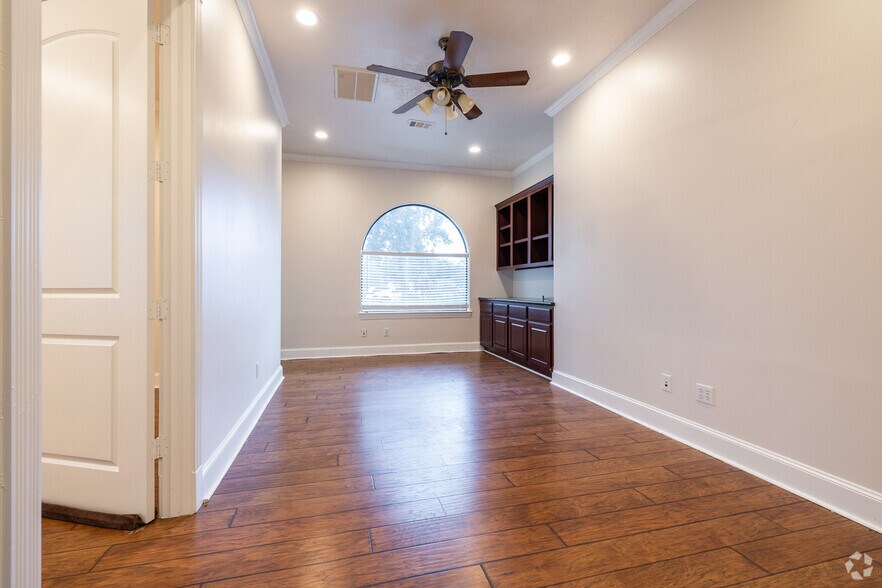More Photos Of 12820 Willow Centre Dr, Houston Unknown For Lease