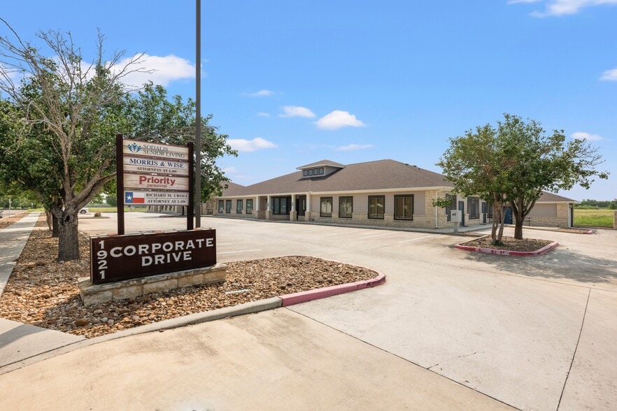 More Photos Of 1921 Corporate Dr, San Marcos Office For Lease