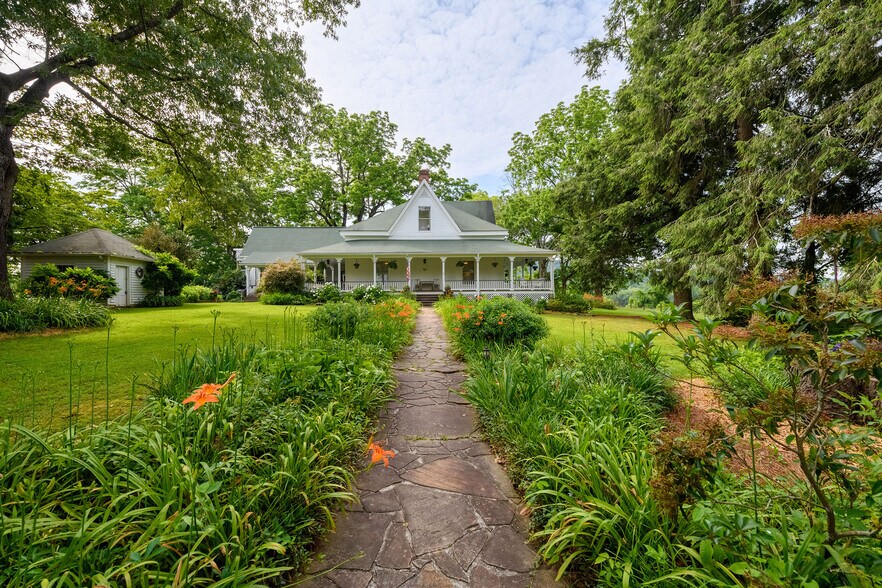 More Photos Of 1526 Highway 255 N, Sautee Nacoochee Hotel For Sale