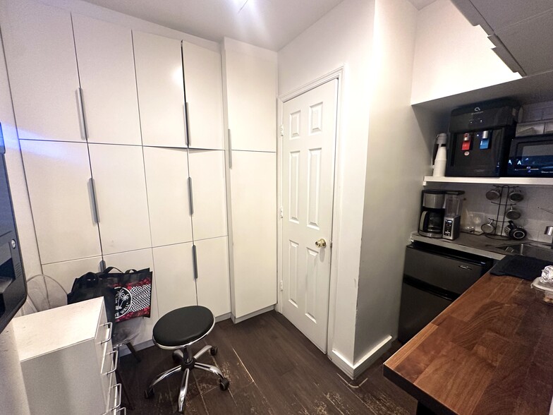 More Photos Of 324-326 W 47th St, New York Apartments For Lease
