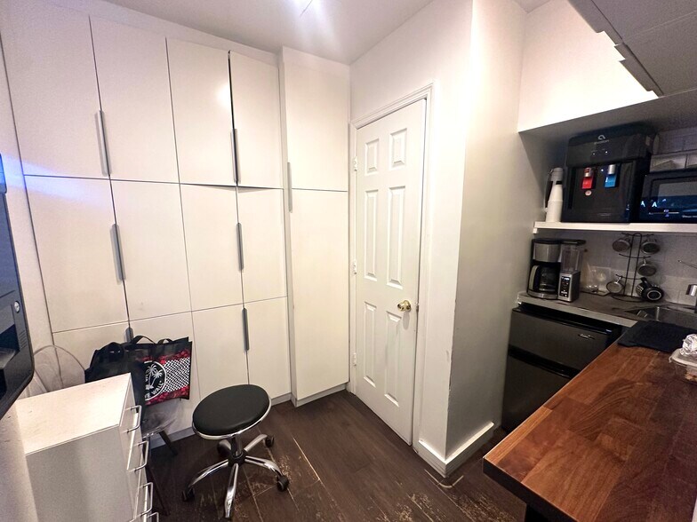 More Photos Of 324-326 W 47th St, New York Apartments For Lease