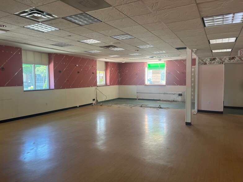 More Photos Of 590 Dover Center Rd, Bay Village Storefront For Lease