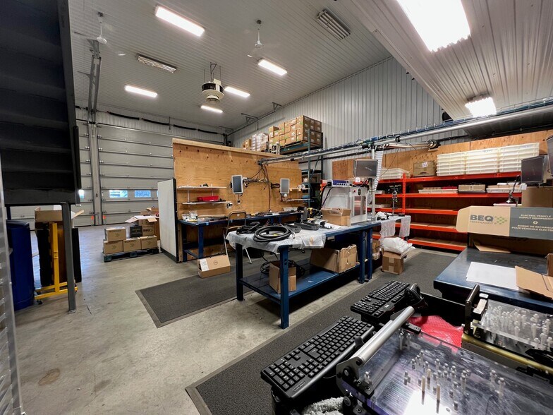 More Photos Of 2510 St De L'aéroport, St-Mathieu-de-Beloeil Airplane Hangar For Sale