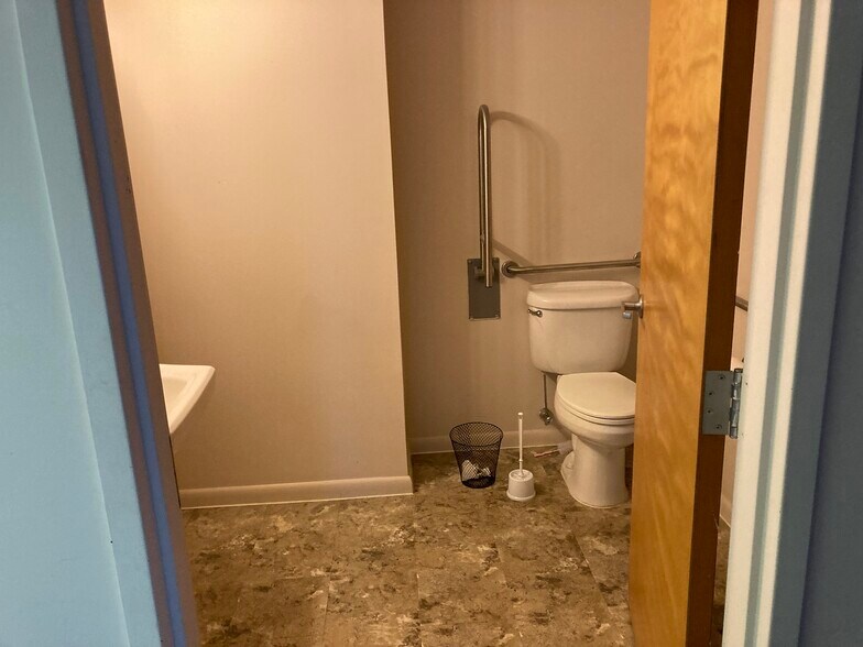 More Photos Of 1595 Hartford New London Tpke, Oakdale Freestanding For Sale