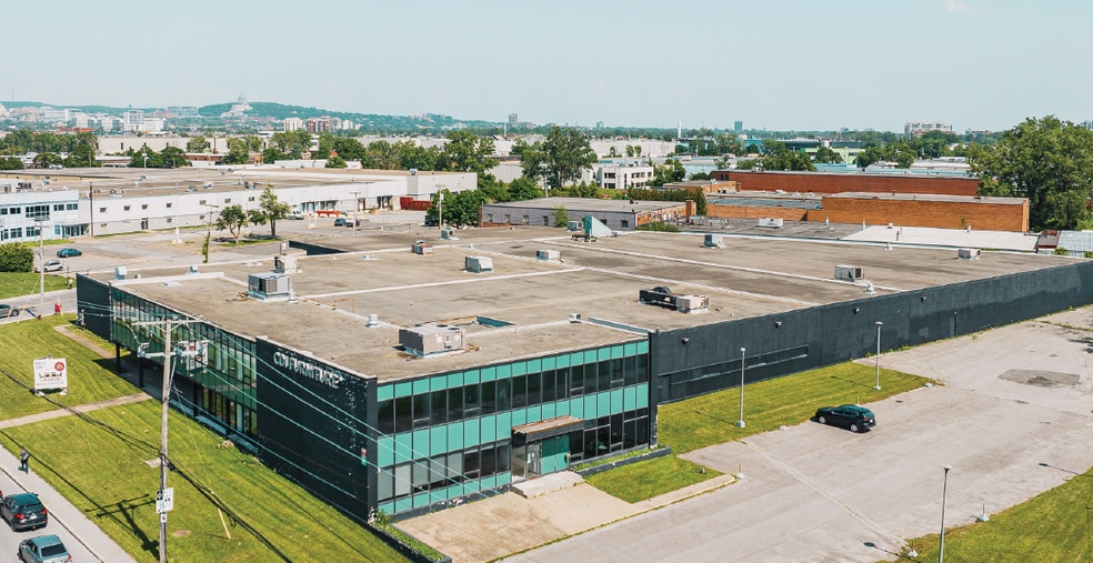 More Photos Of 5950 Ch De La Côte-De-Liesse, Mont-Royal Distribution For Sale
