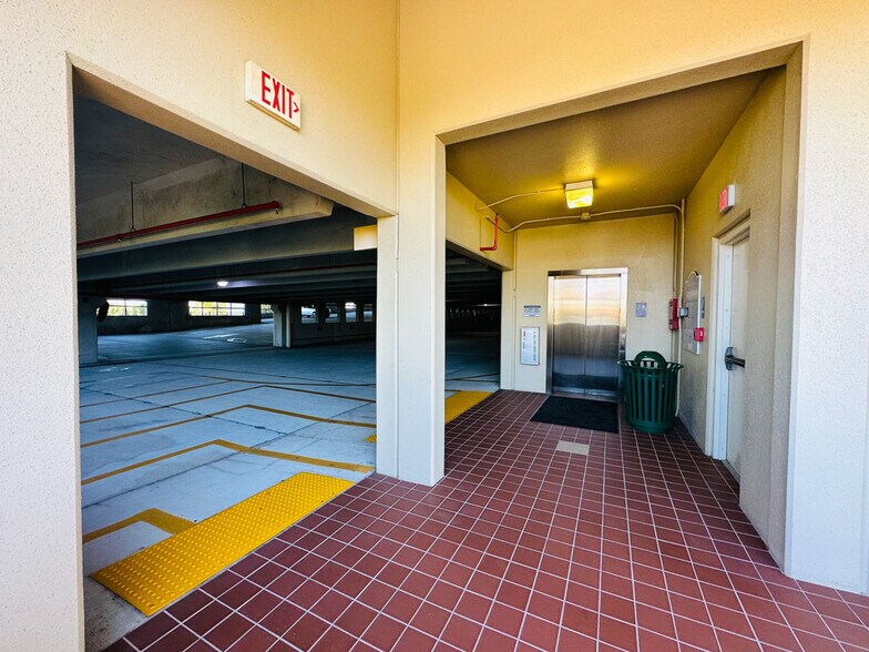 More Photos Of 4290 Professional Center Dr, Palm Beach Gardens Office For Lease