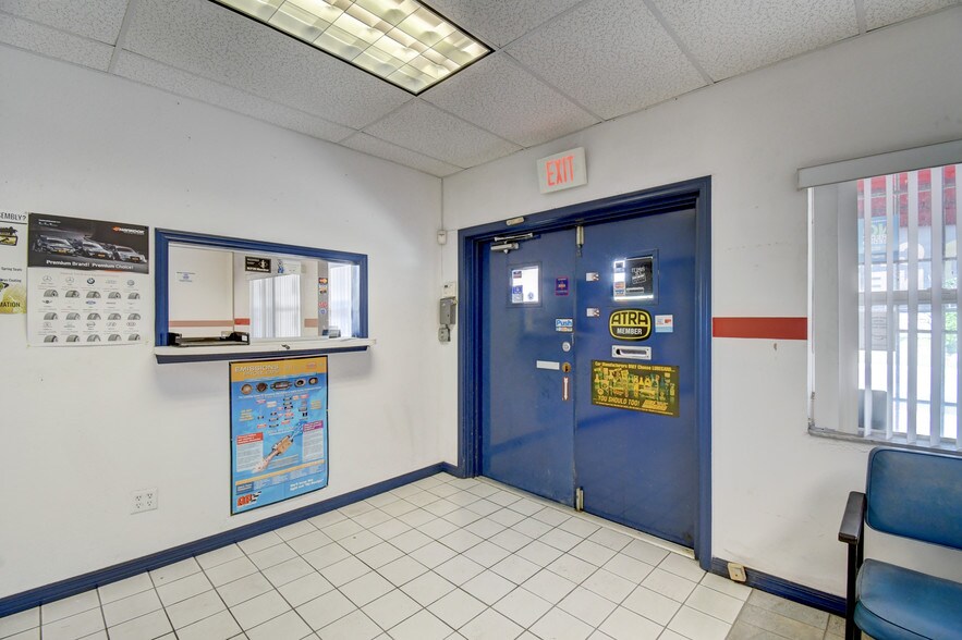 More Photos Of 502 NE 3rd St, Boynton Beach Auto Repair For Sale