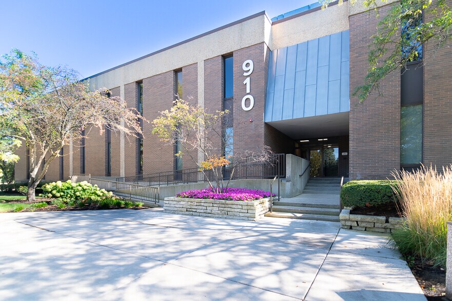 More Photos Of 900 Skokie Blvd, Northbrook Unknown For Lease
