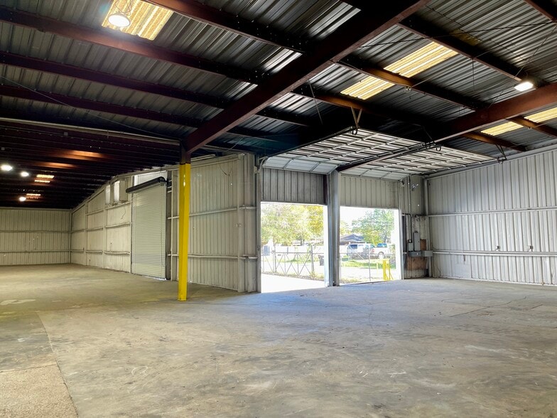 More Photos Of 14236 Gainesville St, Houston Warehouse For Sale