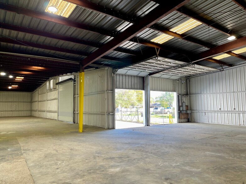 More Photos Of 14236 Gainesville St, Houston Warehouse For Lease