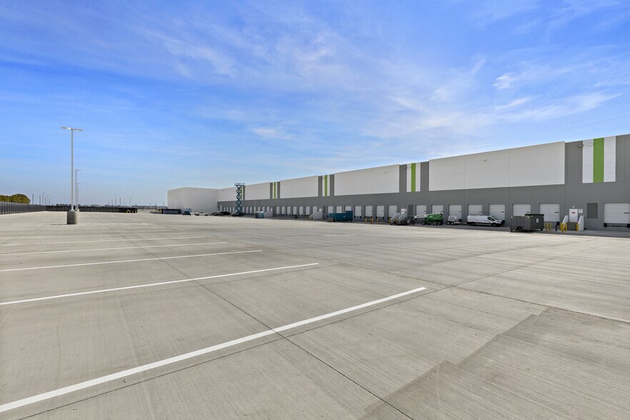 More Photos Of 2401 E Wardlow Rd, Long Beach Warehouse For Lease