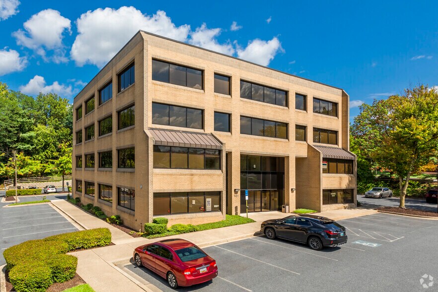Primary Photo Of 901 Russell Ave, Gaithersburg Medical For Sale