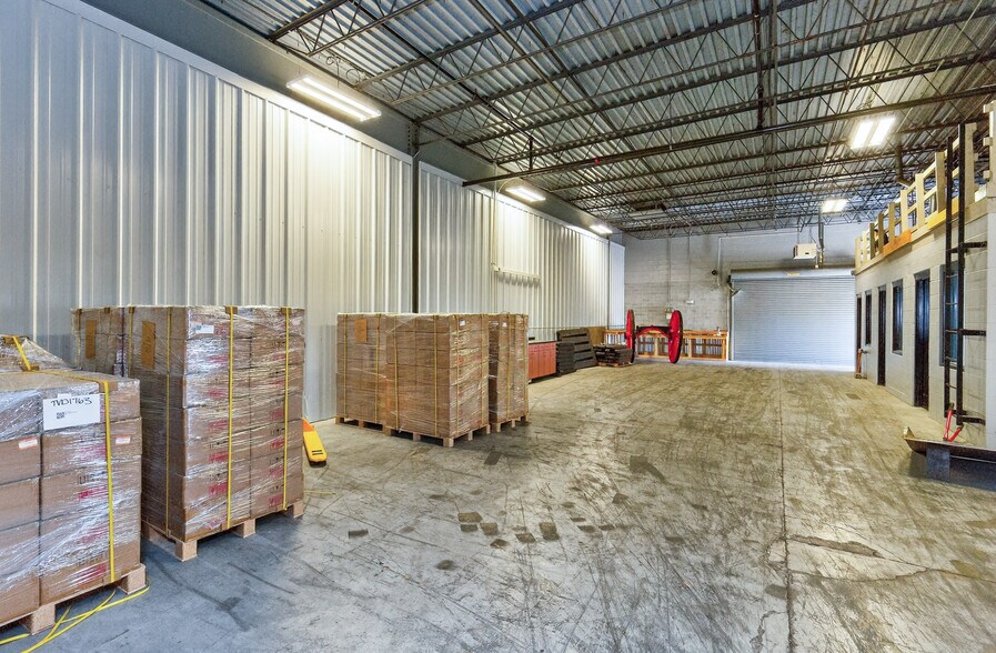 More Photos Of 1017 E 7th St N, Newton Office For Sale