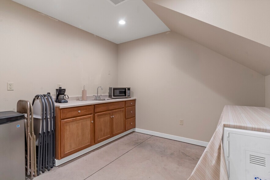 More Photos Of 2120 Apple Loop, Lyons Industrial For Sale