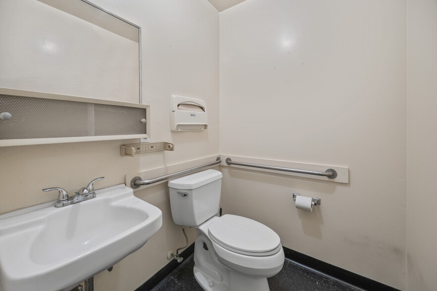 More Photos Of 15201 Prairie Ave, Lawndale Flex For Sale