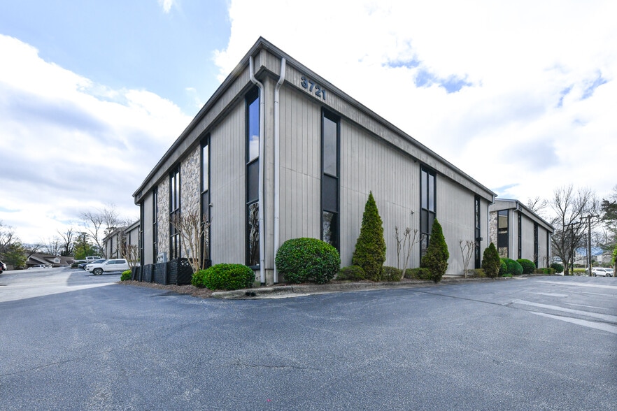 More Photos Of 3721 W Market St, Greensboro Office For Lease