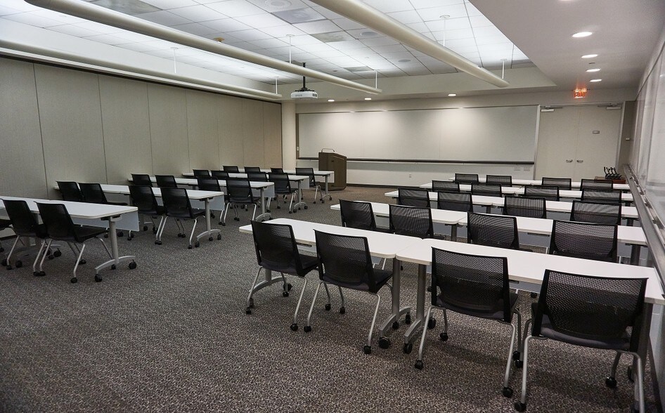 More Photos Of 120 Monument Cir, Indianapolis Office For Lease