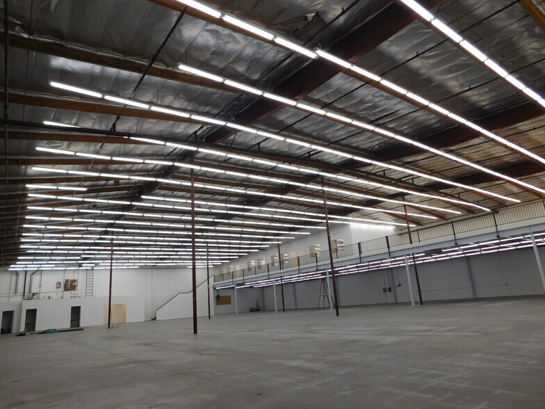 More Photos Of 365 E Jefferson Blvd, Los Angeles Warehouse For Lease