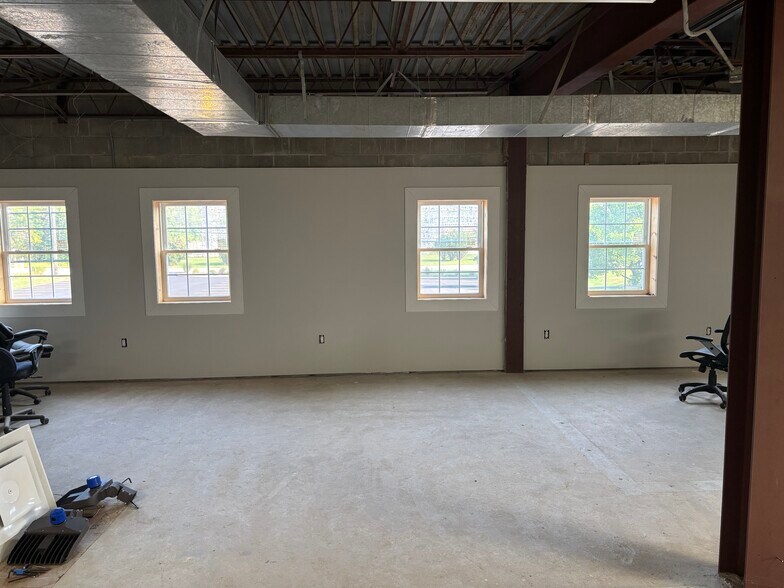 More Photos Of 8733-8737 Mayfield Rd, Chesterland Freestanding For Lease