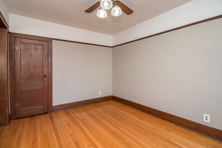 More Photos Of 71 N Williams St, Crystal Lake Storefront Retail Residential For Sale