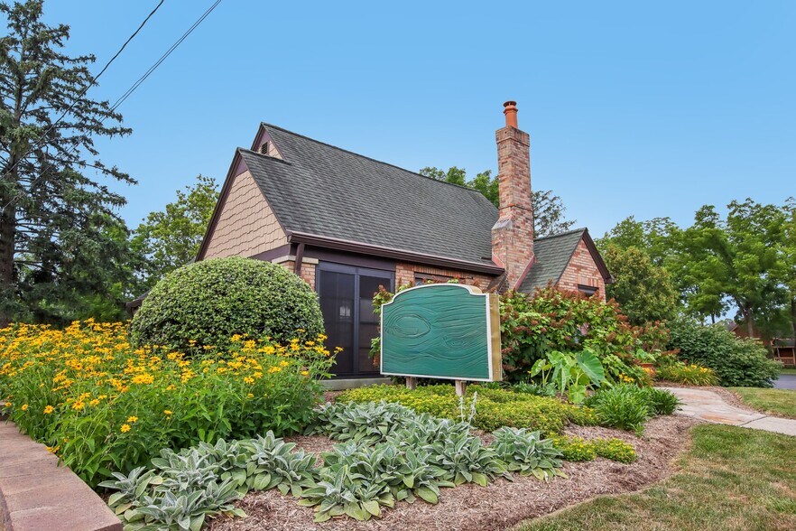 More Photos Of 399 W Main St, Greenwood Office For Sale