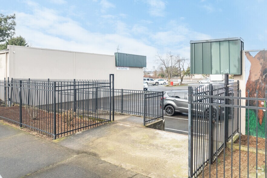 More Photos Of 13116 NE Sandy Blvd, Portland Storefront Retail Office For Sale