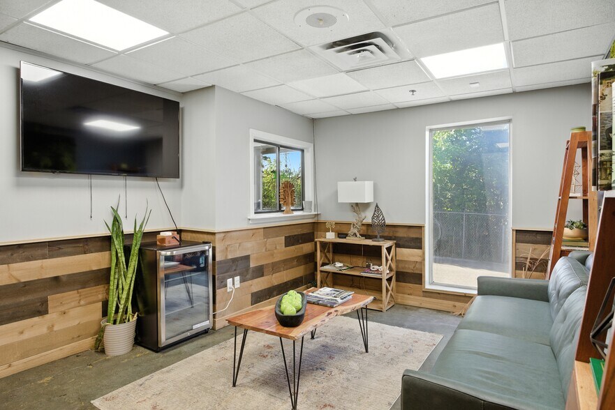 More Photos Of 4800 Joslyn Rd, Lake Orion Light Manufacturing For Sale