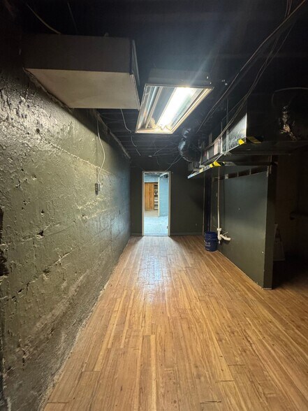 More Photos Of 648 E McMillan St, Cincinnati Storefront Retail Residential For Lease