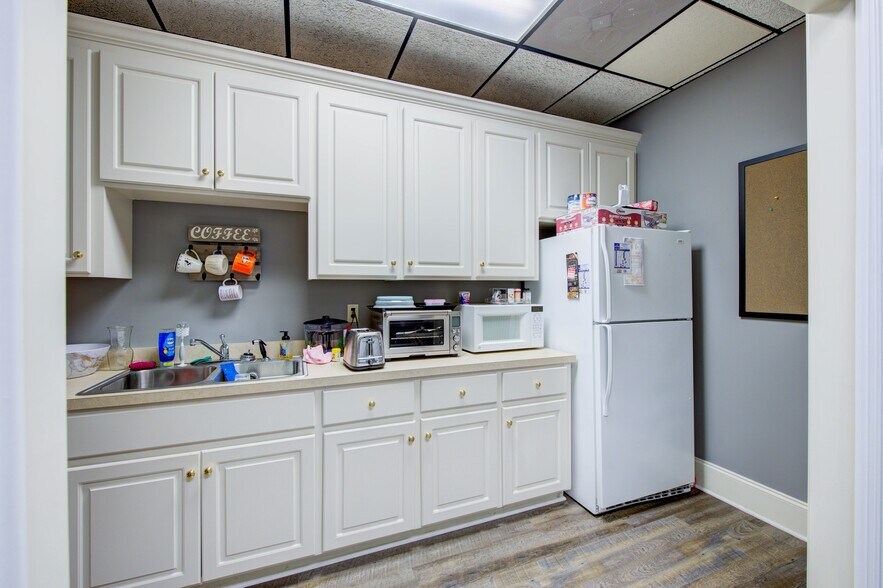 More Photos Of 475 Industrial Dr, Lexington Showroom For Sale