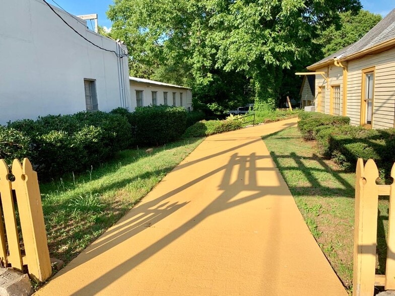 More Photos Of 913 Main St, Stone Mountain Office For Lease