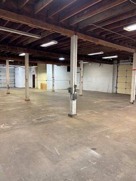More Photos Of 1400 N Hampton Ave, Springfield Warehouse For Lease