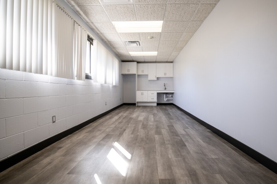 More Photos Of 2620 Fleur Dr, Des Moines Office For Sale