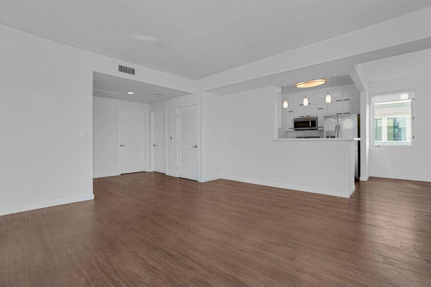 More Photos Of 525 Santa Monica Blvd, Santa Monica Apartments For Sale