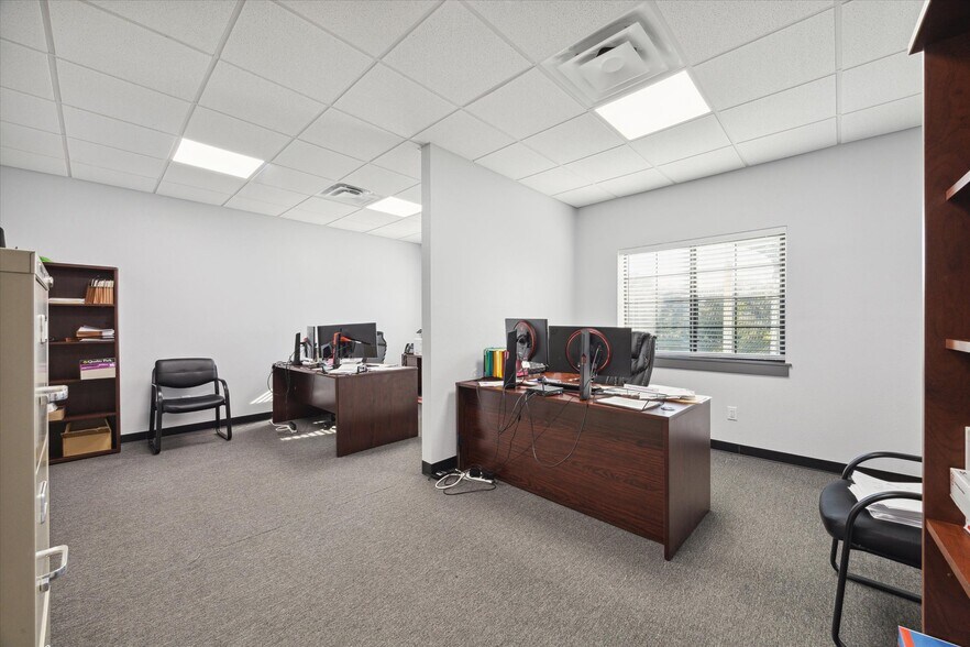 More Photos Of 16610 Sea Lark Rd, Houston Office For Sale