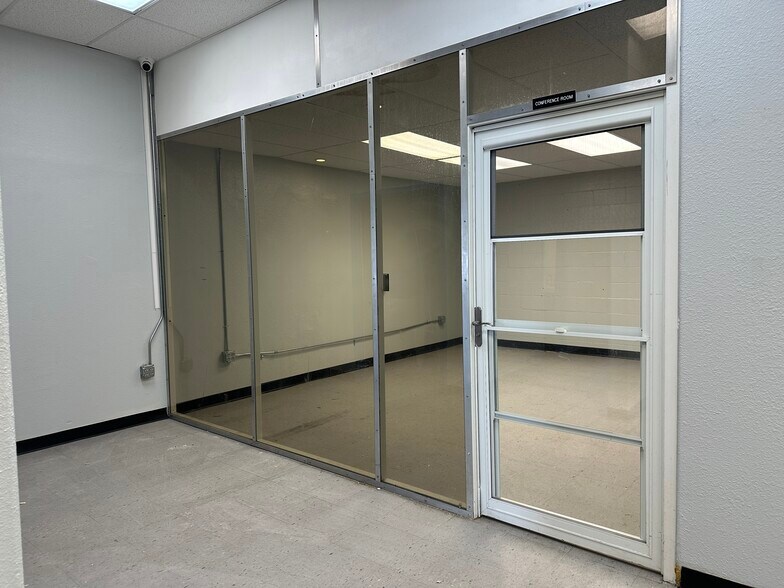 More Photos Of 9525 Owensmouth Ave, Chatsworth Research And Development For Lease