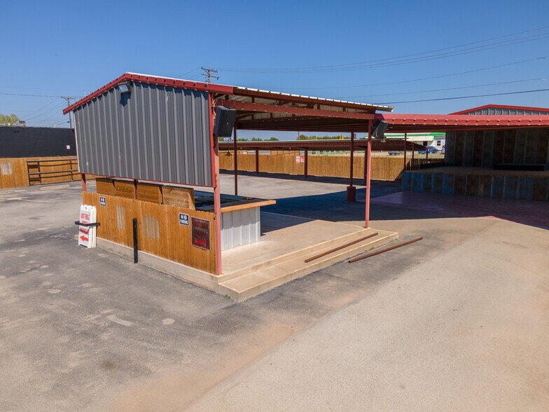 More Photos Of 1402 Old Iowa Park, Wichita Falls Specialty For Lease