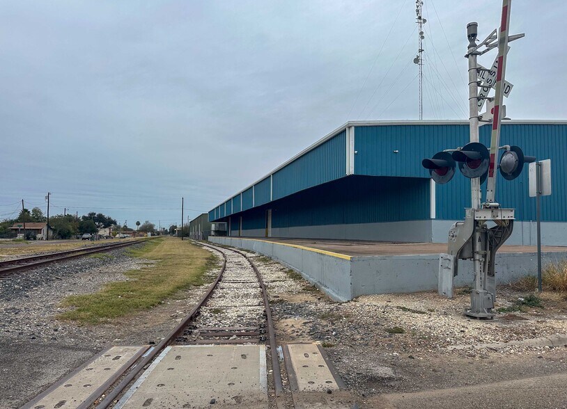 More Photos Of 1905 Madison St, Laredo Warehouse For Lease