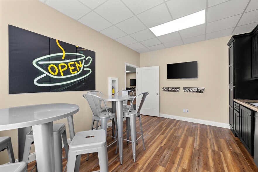 More Photos Of 121 Midway Dr, Cornelia Office For Sale
