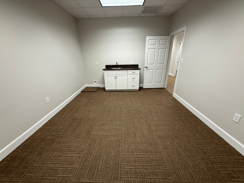 More Photos Of 7115 FM 2920, Spring Unknown For Lease